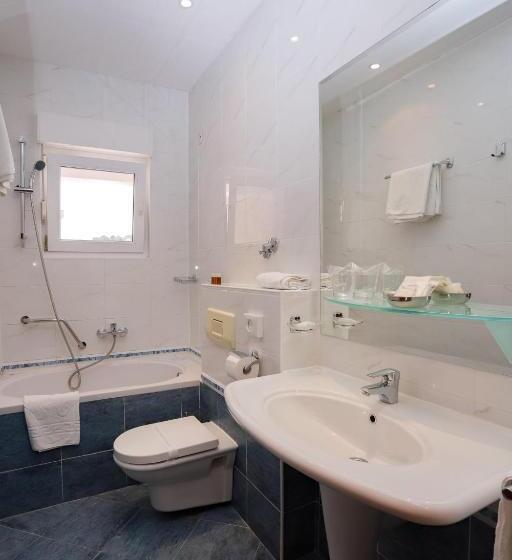 חדר סטנדרט לשלושה, Neva