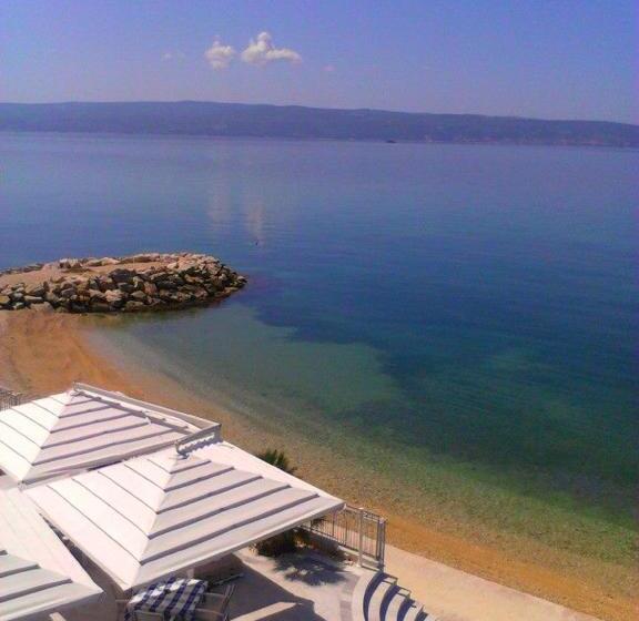 חדר סטנדרט לשלושה, Neva