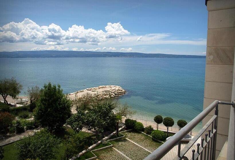 חדר סטנדרט לשלושה, Neva