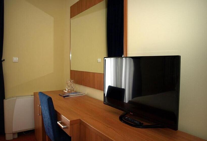 חדר סטנדרט לשלושה, Neva