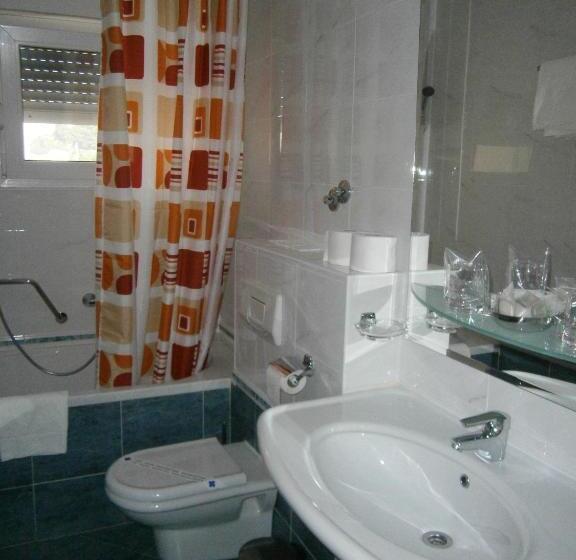 חדר אקונומי לשלושה, Neva