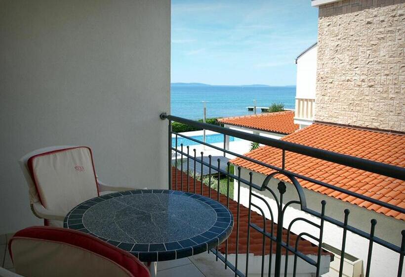 חדר אקונומי לשלושה, Neva