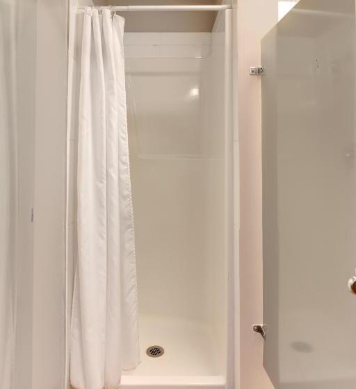 חדר מוזל מקלחת משותפת, Hi Kelowna Hostel