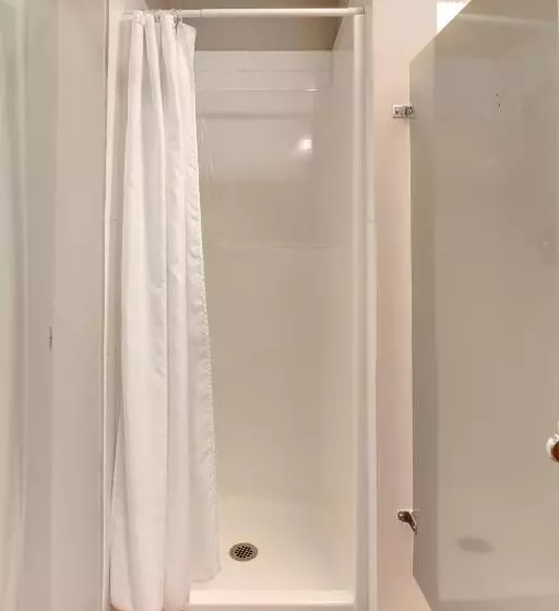 اتاق اکونومی با حمام مشترک, Hi Kelowna Hostel