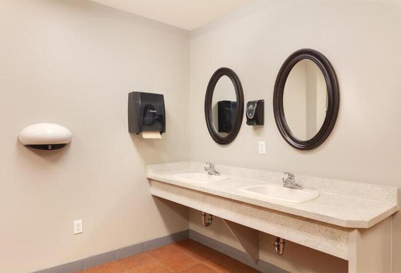 浴室共有のエコノミールーム, Hi Kelowna Hostel