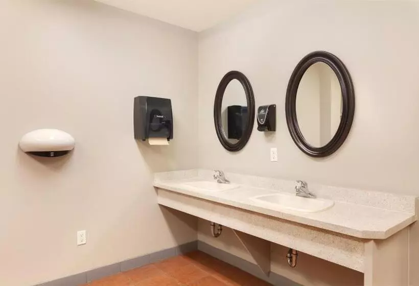 اتاق اکونومی با حمام مشترک, Hi Kelowna Hostel