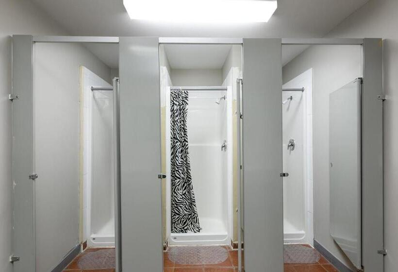 חדר מוזל מקלחת משותפת, Hi Kelowna Hostel
