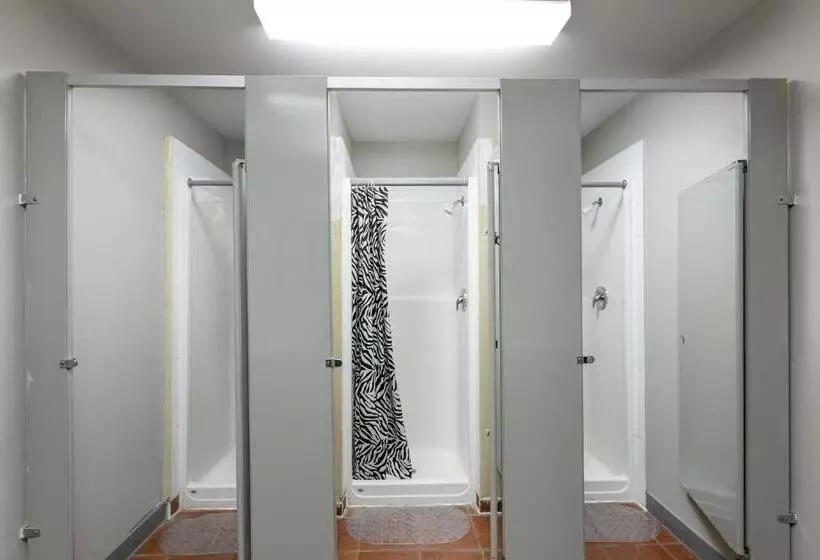 اتاق اکونومی با حمام مشترک, Hi Kelowna Hostel