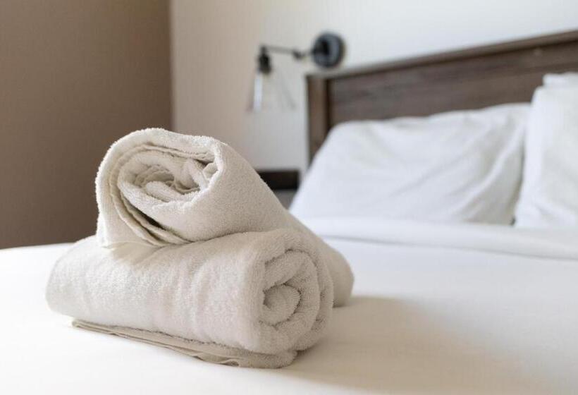 חדר מוזל מקלחת משותפת, Hi Kelowna Hostel