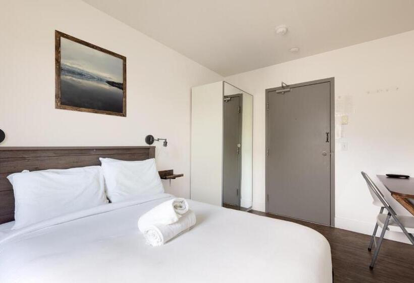 חדר מוזל מקלחת משותפת, Hi Kelowna Hostel