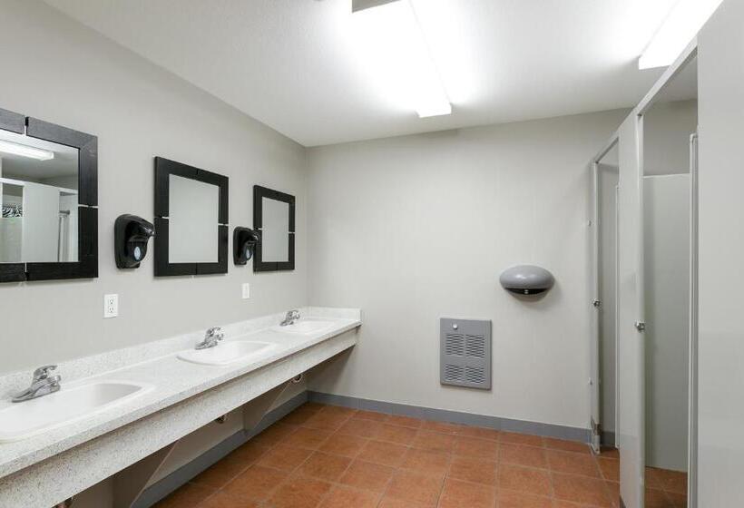 חדר אקונומי, Hi Kelowna Hostel