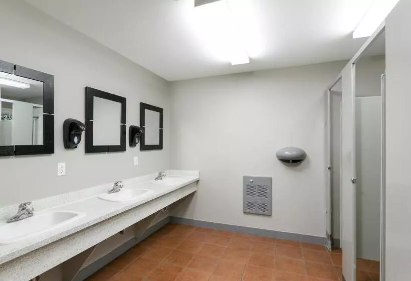 اتاق اکونومی, Hi Kelowna Hostel