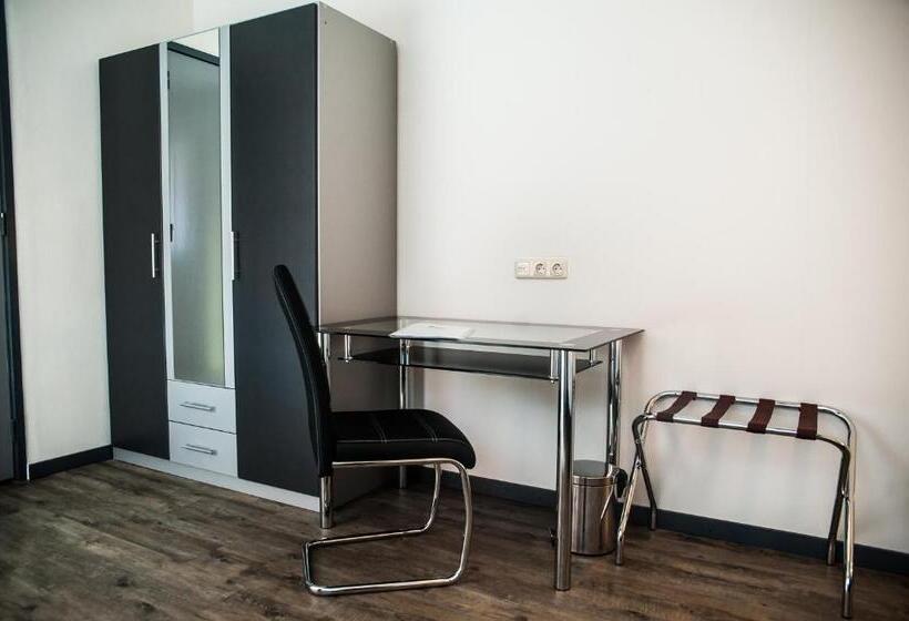 标准三人间, Taurus