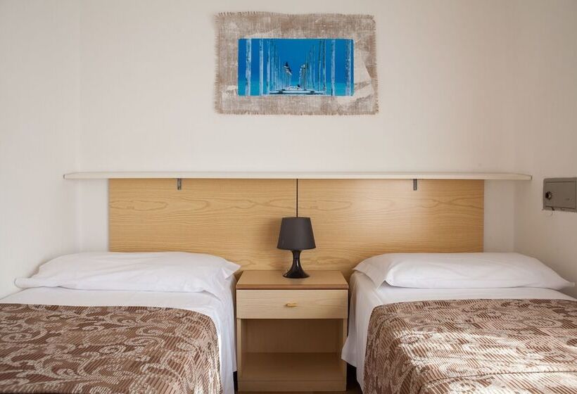 اتاق خانوادگی با چشم‌انداز جانبی دریا, Umberto