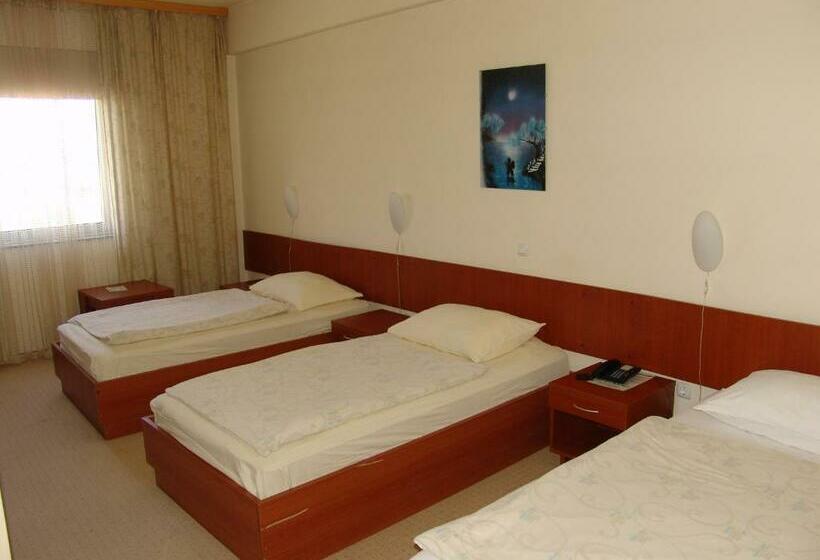 חדר סטנדרט לשלושה, Zovko