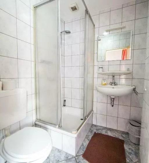 Standard Yhden Hengen Huone, Burghof