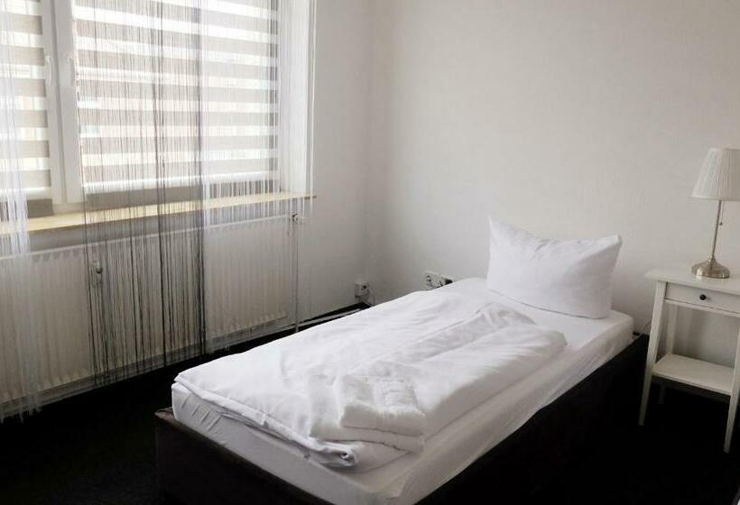 标准三人间, Calenberger Hof