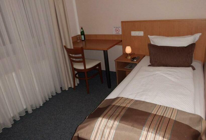 单人经济间, Sarah