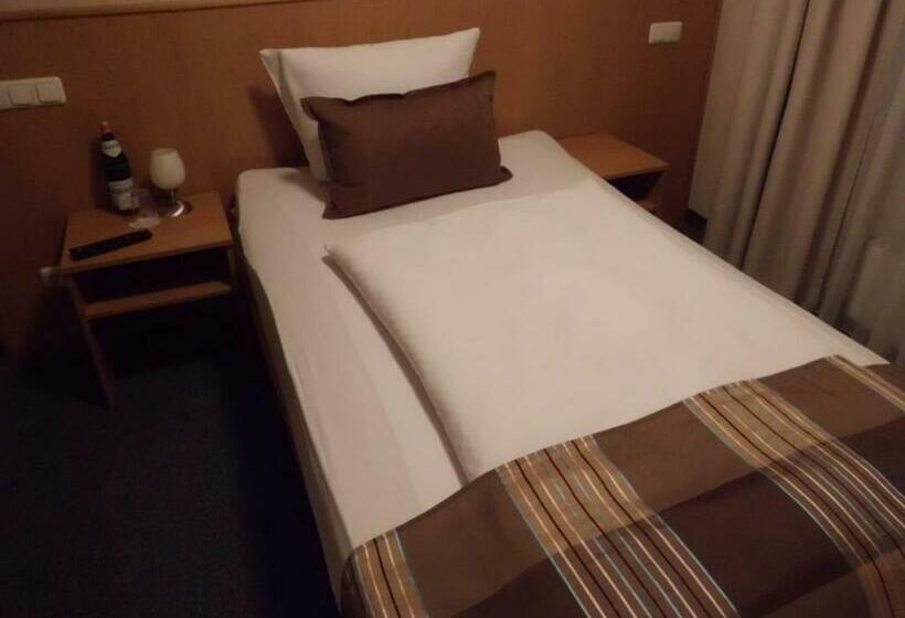 单人经济间, Sarah