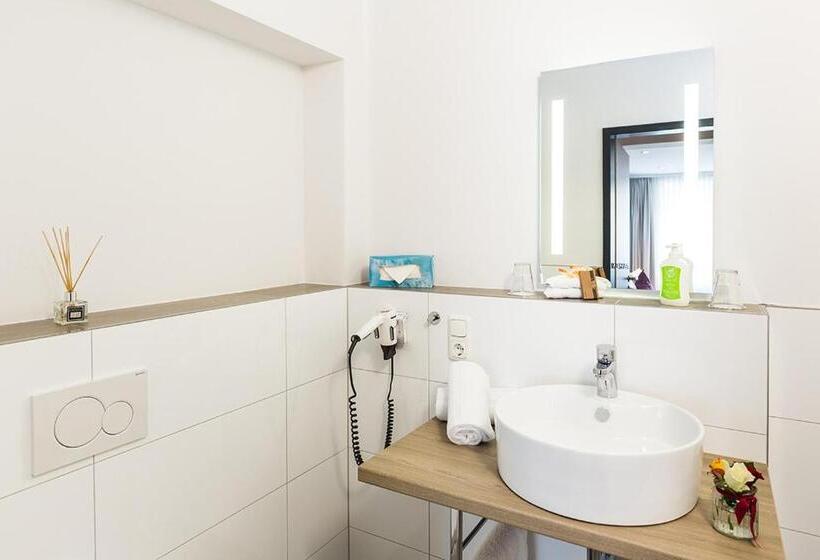 豪华单人间, Sarah