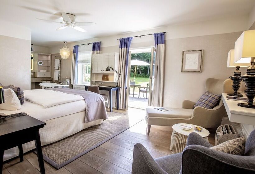 可看到停车场的标准间, Weissenhaus Private Nature Luxury Resort