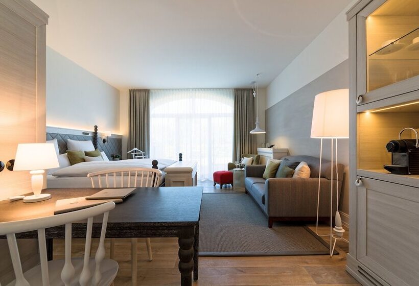 可看到停车场的标准间, Weissenhaus Private Nature Luxury Resort