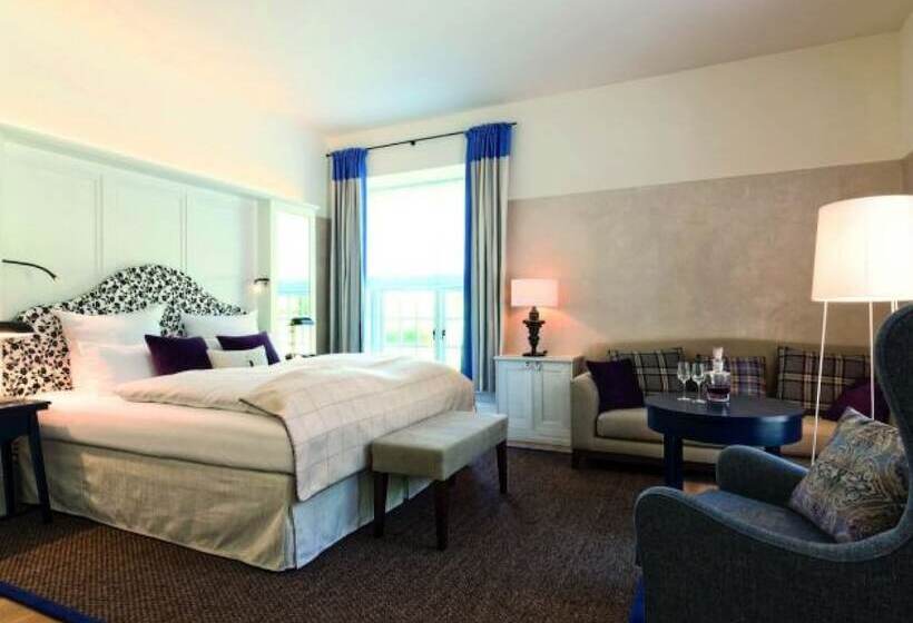 可看到停车场的标准间, Weissenhaus Private Nature Luxury Resort