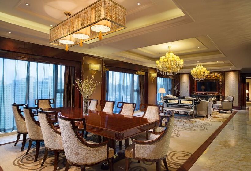 Family Suite, Slater International