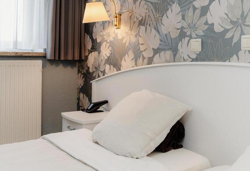 标准三人间, Domein Westhoek