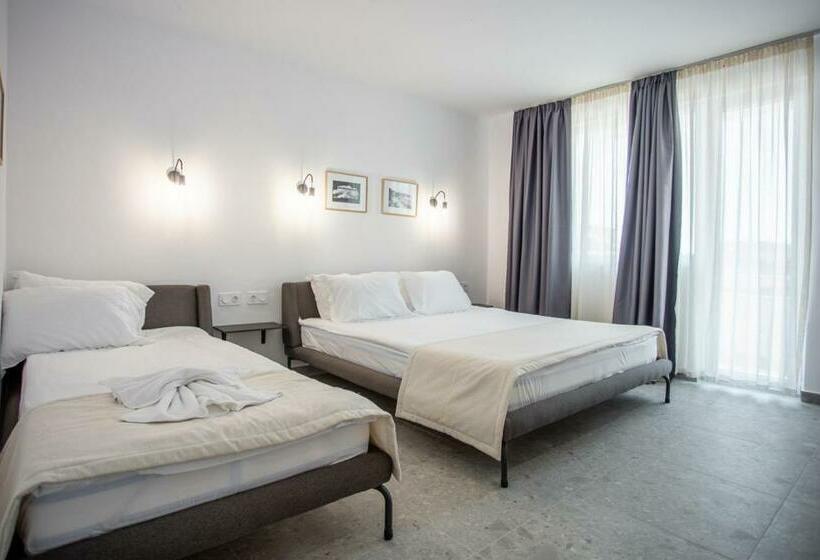 标准三人间, Mistral