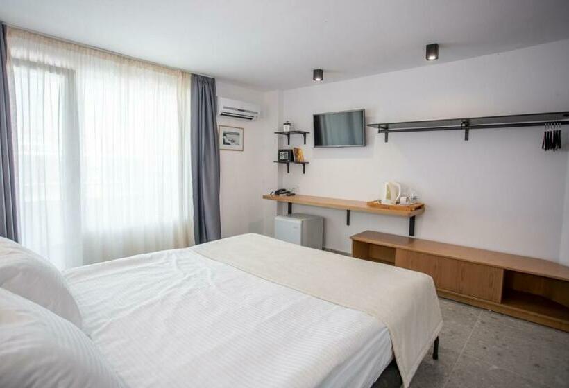 标准单人间, Mistral