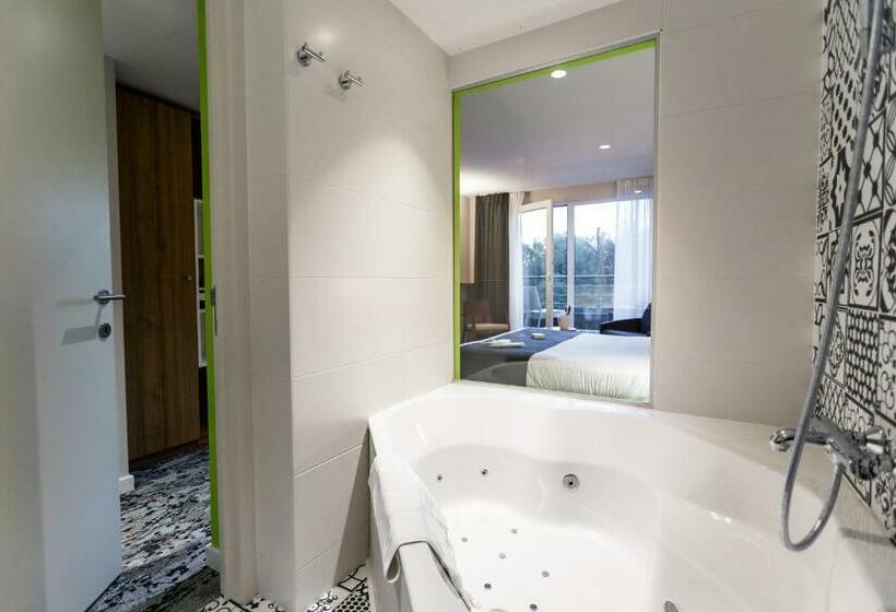 جناح جونيور مزوَّد بجاكوزي, Utopia Hotel   Art & Nature