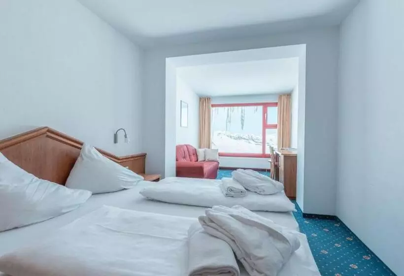 اتاق استاندارد با چشم‌انداز کوهستان, Glacier Hotel Grawand