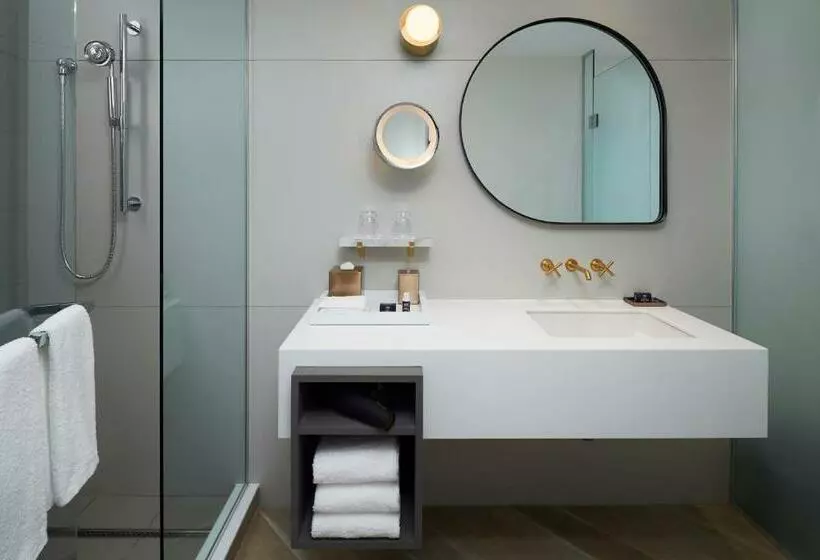 キングサイズベッドのスタンダードルーム, Andaz Ottawa Byward Market, By Hyatt