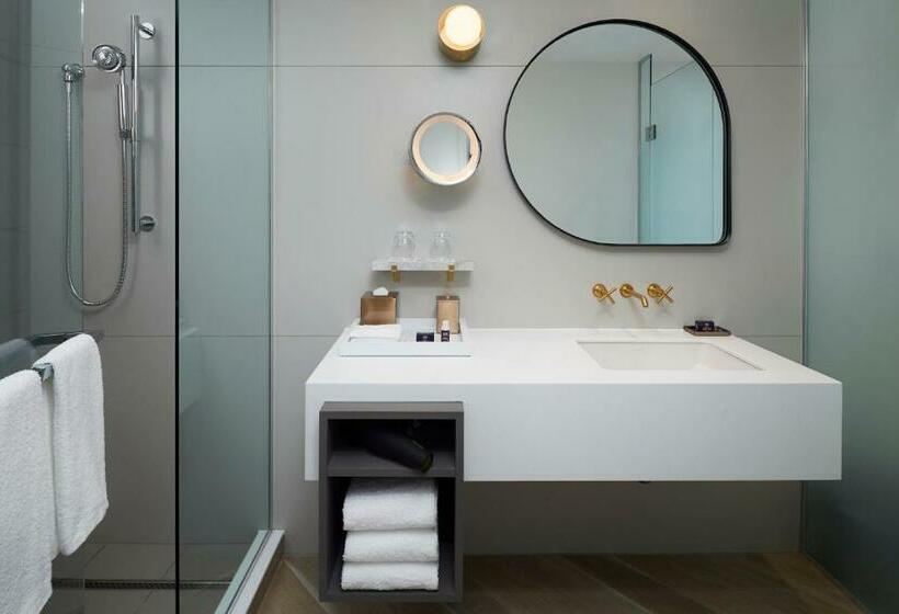 غرفة قياسية لذوى الاحتياجات الخاصة, Andaz Ottawa Byward Market, By Hyatt