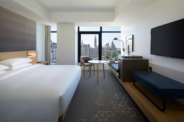 身障者適用キングサイズベッドルーム, Andaz Ottawa Byward Market, By Hyatt