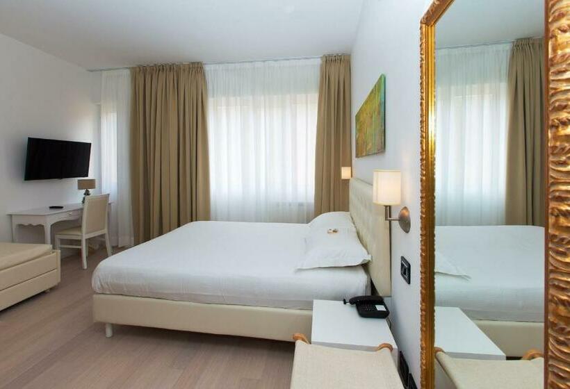 豪华三人间, Mainè