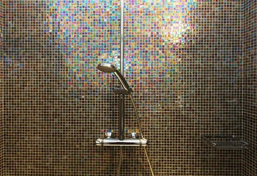 豪华三人间, Mainè