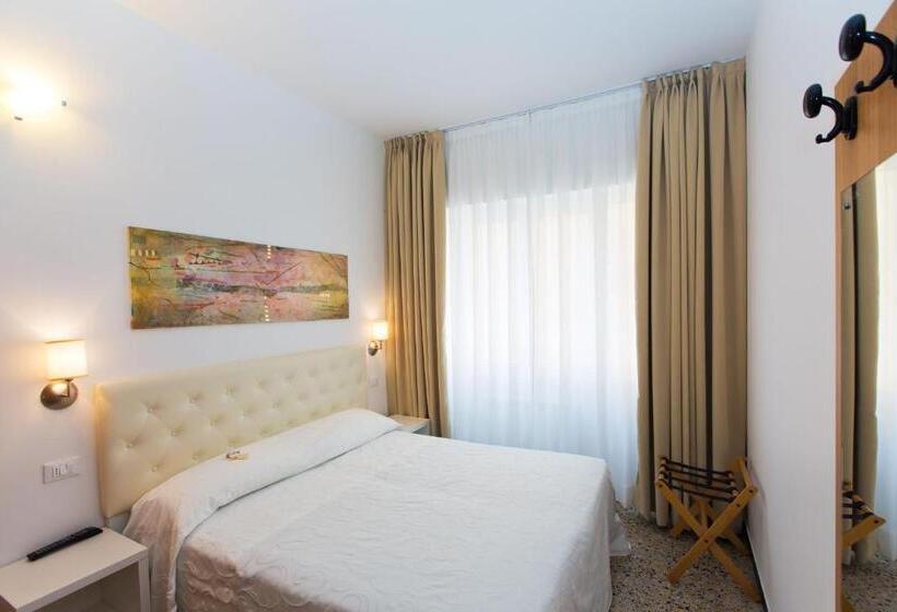 标准单人间, Mainè