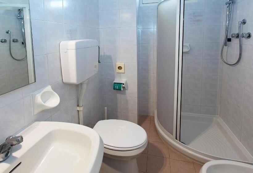 标准单人间, Mainè