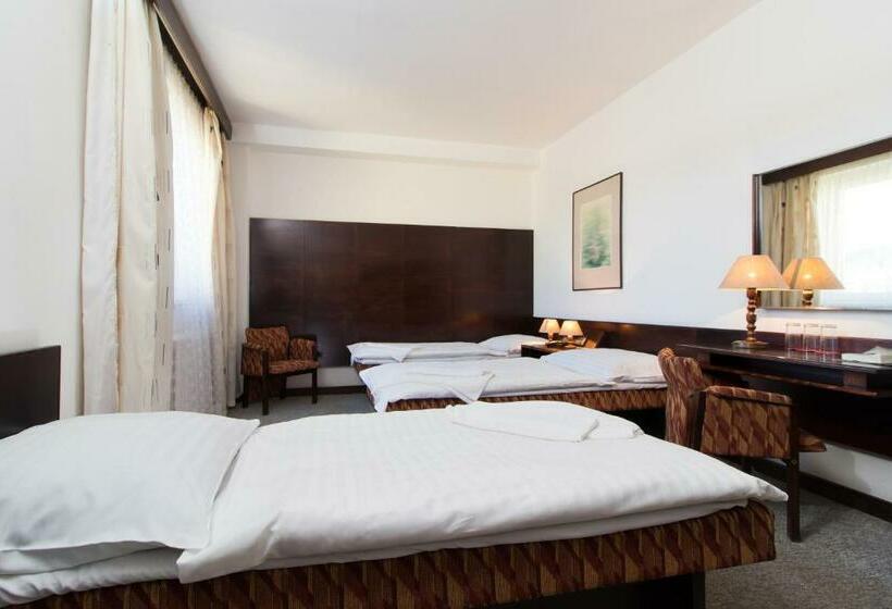 غرفة قياسية ثلاثية, Merkur  Jablonec Nad Nisou