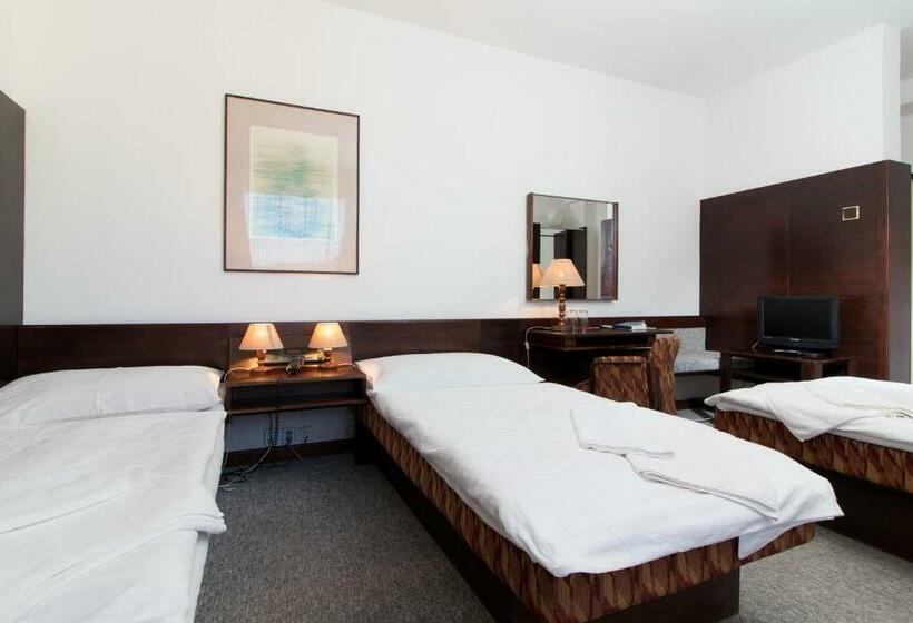 غرفة قياسية ثلاثية, Merkur  Jablonec Nad Nisou