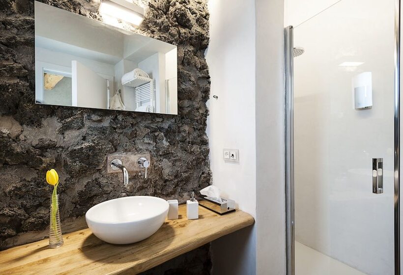 デラックスルーム, Monaci Delle Terre Nere