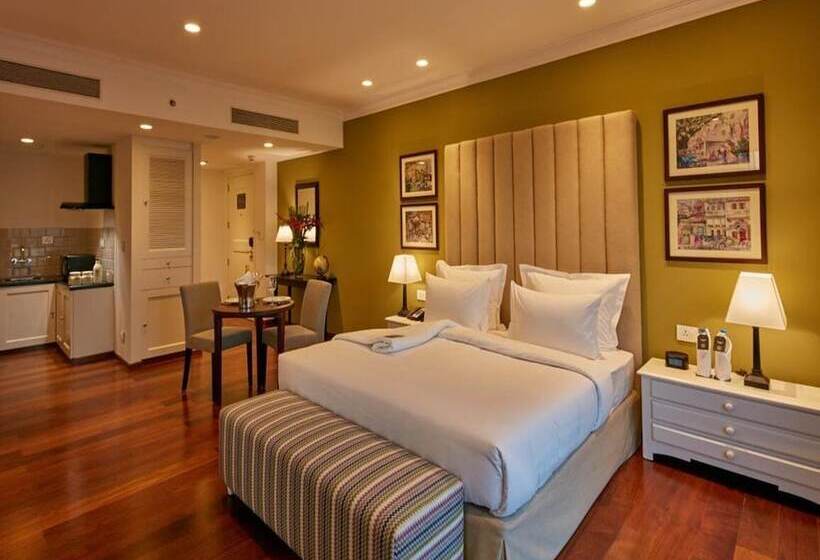 استودیوی استاندارد, The Waverly Hotel & Residences
