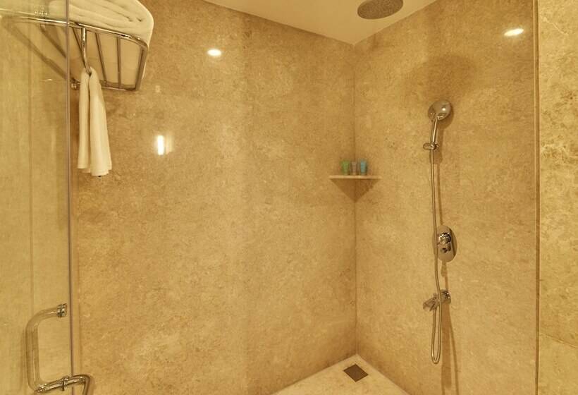 استودیوی استاندارد, The Waverly Hotel & Residences