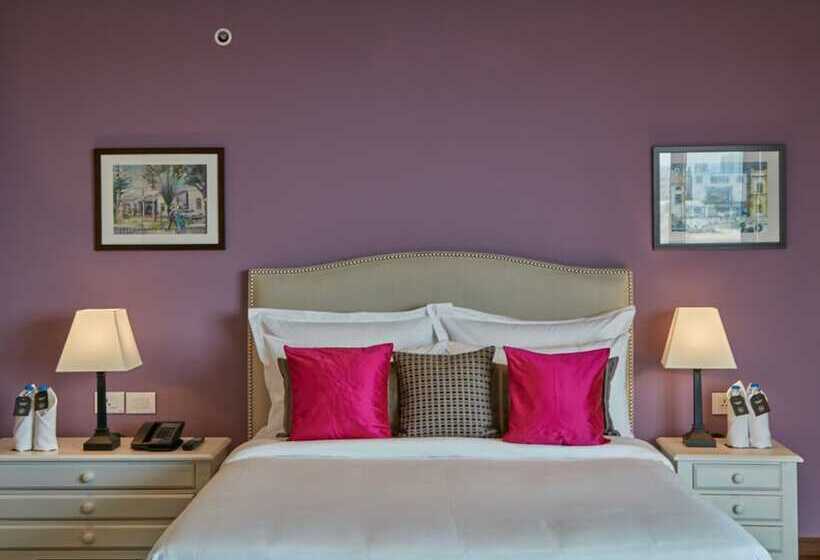 استودیوی استاندارد, The Waverly Hotel & Residences