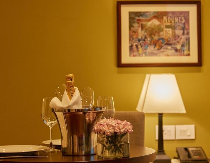 استودیوی استاندارد, The Waverly Hotel & Residences