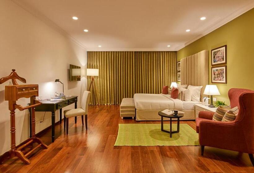 استودیوی استاندارد, The Waverly Hotel & Residences