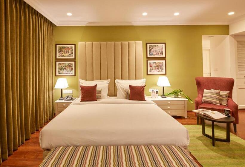 استودیوی استاندارد, The Waverly Hotel & Residences