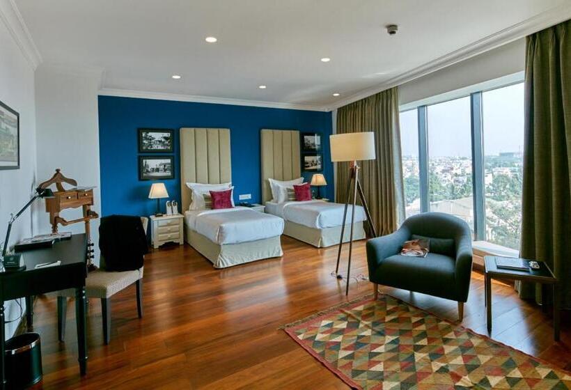 سوییت جونیور, The Waverly Hotel & Residences